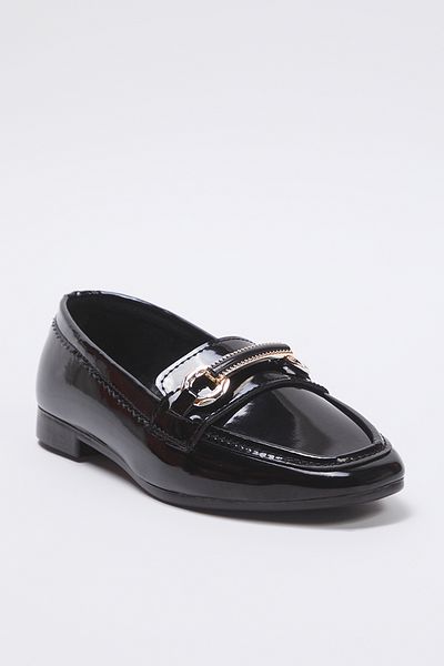 TRENDYOL SHOES Schwarzes Metall-Accessoire, detailliertes Lackleder, besonders bequeme Damen-Loafer-Schuhe TAKSS25LA00015