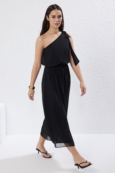 Trendyol Collection Czarna szyfonowa, przewiewna, tkana sukienka maxi z rozcięciem w talii TWOSS25EL00450