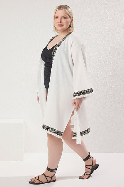 Trendyol Curve Mini-Strandbekleidung in Übergröße mit Ecru-Stickerei – Streifendetail, Kimono und Kaftan TBBSS25DE00005