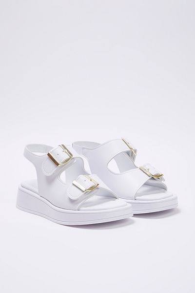 TRENDYOL SHOES Weiße Damen-Sandalen mit dicker Sohle und doppelter Schnalle TAKAW25SD00000
