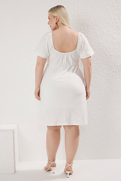 Trendyol Curve Ecru Sweetheart γιακά με υφή πλεκτό φόρεμα μεγάλου μεγέθους TBBSS25AH00176