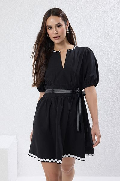 Trendyol Collection Μαύρο φόρεμα με ζώνη και φερμουάρ Μίνι υφαντό TWOSS25EL00429