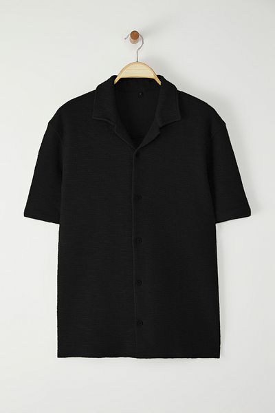 Trendyol Collection Czarna regularna męska koszula TMNSS25GO00067