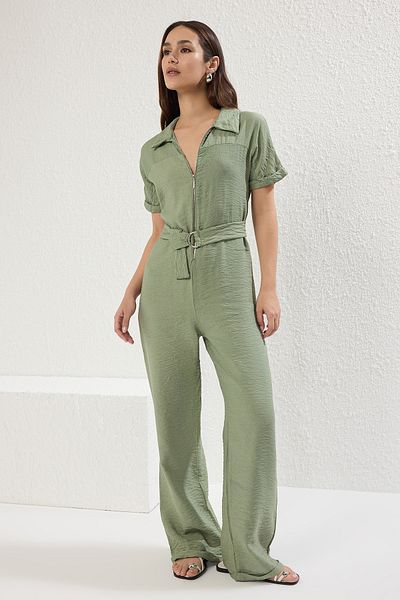 Trendyol Collection Khakifarbener Overall mit Gürtel, weitem Bein und Reißverschluss, Hemdkragen, TWOSS25TU00020