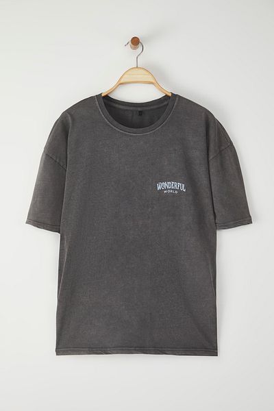 Trendyol Collection Anthrazitfarbenes Oversize-T-Shirt mit Galaxie-Aufdruck – Antiquitäten/Slash-Effekt TMNSS25TS00102