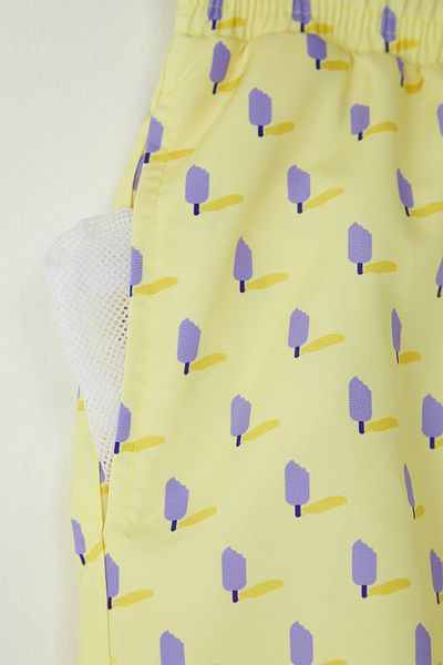 Trendyol Collection Gelbe Badeshorts mit Eiscreme-Aufdruck in Standardgröße