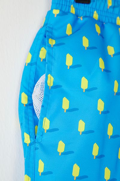 Trendyol Collection Blaue Badeshorts mit Eiscreme-Aufdruck in Standardgröße TMNSS25DS00006
