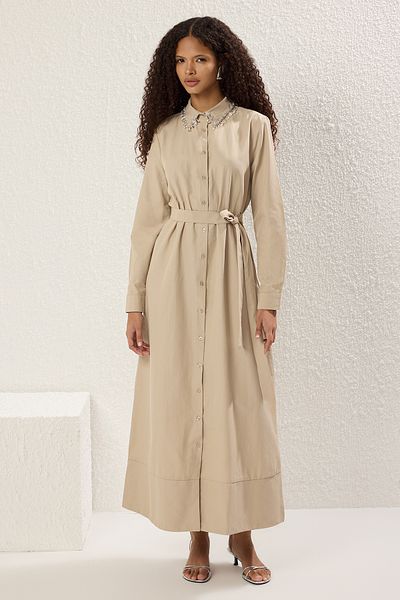Trendyol Modest Φόρεμα πουκάμισο με λεπτομέρεια υφαντό αξεσουάρ πέτρας χρώματος πέτρας TCTSS25EB00118