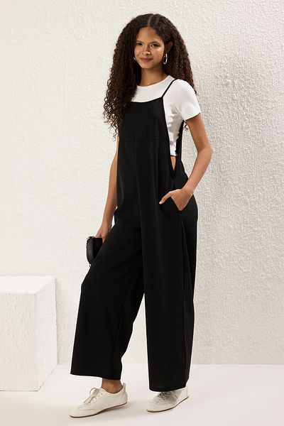 Trendyol Collection Schwarzer Scuba-Krepp-Taschen-Overall mit normaler/normaler Passform und gestricktem Rohrbein TWOSS25TU00041