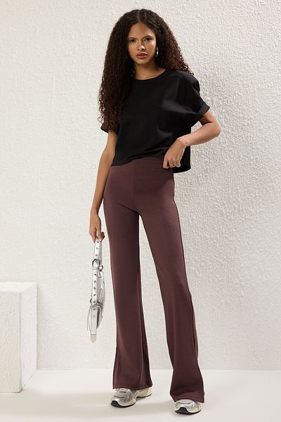 Trendyol Collection Braune Strickhose mit Schlitz an den Seiten, ausgestelltes/spanisches Bein und hoher Taille TWOSS23PL00134
