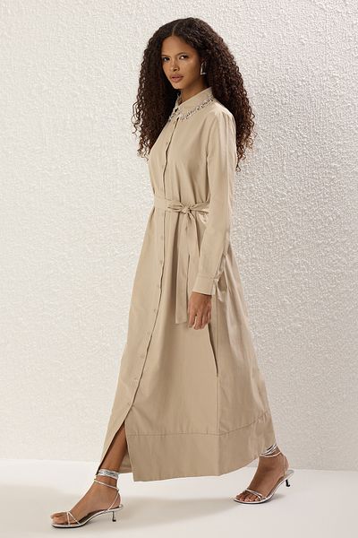 Trendyol Modest Φόρεμα πουκάμισο με λεπτομέρεια υφαντό αξεσουάρ πέτρας χρώματος πέτρας TCTSS25EB00118