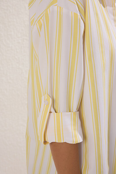 Trendyol Collection Plážové oblečení Žlutá pruhovaná tkaná maxi košile TBESS22GO0664