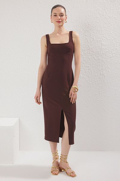 Trendyol Collection Hnědé hladké tělo obepínající midi tkané šaty TWOSS25EL00619