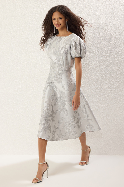 Trendyol Collection Srebrna sukienka midi z żakardowym splotem w kształcie litery A TPRSS25EL00202