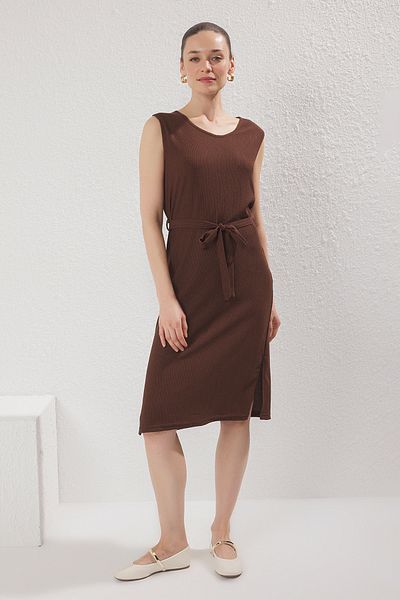Trendyol Collection Καφέ ζωνάκι με λεπτομέρεια μηδενικό μανίκι μίντι πλεκτό φόρεμα TWOSS25EL00665