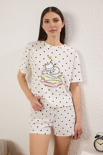 Trendyol Collection Weißes Pyjama-Set aus 100 % Baumwolle mit Herzmuster und Katzenmuster THMSS25PT00397