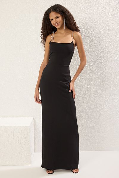 Trendyol Collection Schwarzes, gewebtes, langes, schickes Abendkleid und Abschlussballkleid mit Accessoires und Riemendetail aus schwarzem Stein TPRSS25AE00156