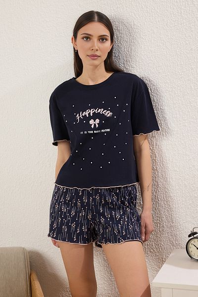 Trendyol Collection Marineblaues, gestricktes Pyjama-Set aus 100 % Baumwolle mit Slogan und gepunkteten Baby-Overlock-Shorts THMSS25PT00392