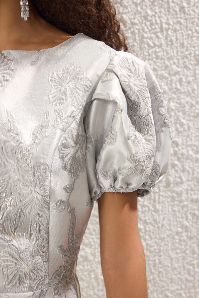 Trendyol Collection Srebrna sukienka midi z żakardowym splotem w kształcie litery A TPRSS25EL00202