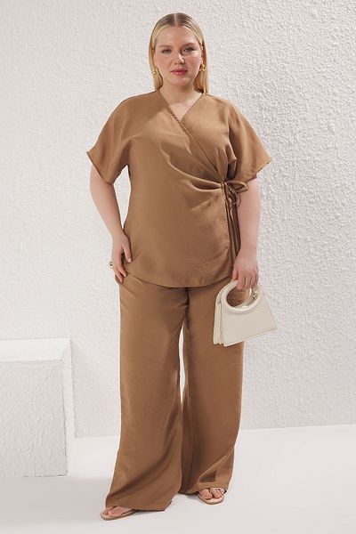 Trendyol Curve Braunes gewebtes Blusen- und Hosen-Set in Übergröße TBBSS25CP00018