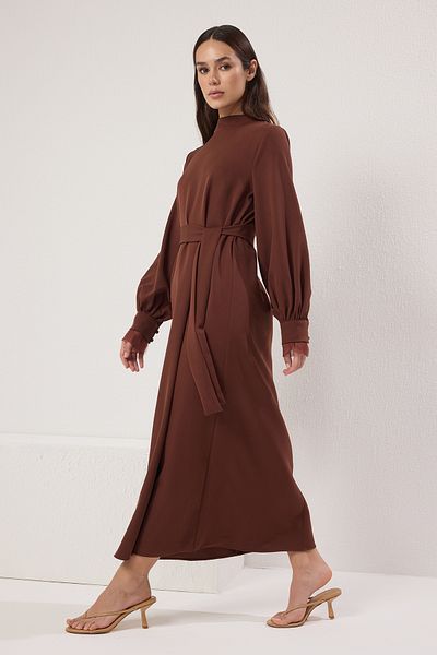 Trendyol Modest Braunes gewebtes Kleid mit Stehkragen und Gürtel TCTSS24EB00174