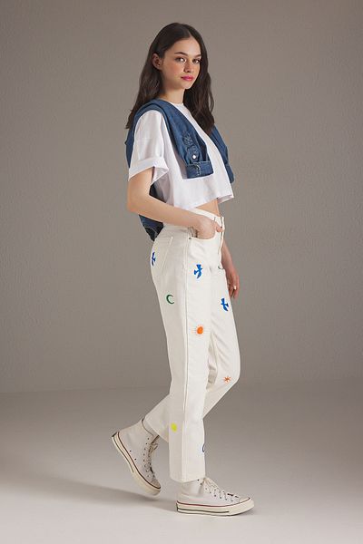 Trendyol Collection Gerade Jeans mit Ecru-Stickerei und hoher Taille TWOSS25JE00215