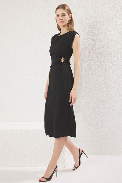 Trendyol Collection Μαύρο απλό αξεσουάρ Λεπτομέρεια Midi Εφαρμοσμένο/Σώμα Πλεκτό Φόρεμα TWOSS25EL00661