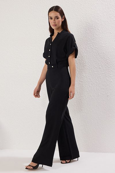 Trendyol Collection Schwarzer, langer, gewebter Overall aus Krepp mit Richterkragen TWOSS25TU00031
