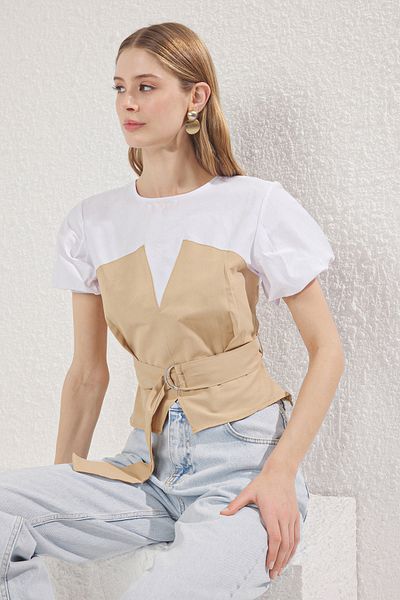 Trendyol Collection Beige kurze Bluse mit Ballonärmeln und gewebtem Gürtel TWOSS25BZ00502