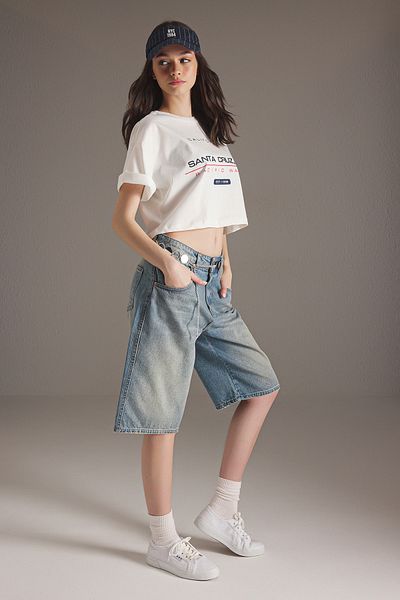 Trendyol Collection Blaue Denim-Bermuda mit Vintage-Effekt und normaler Taille TWOSS25SR00150