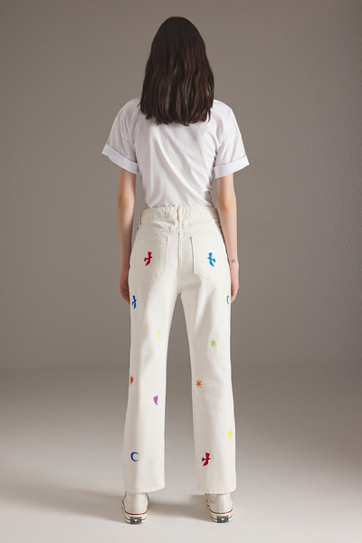 Trendyol Collection Ecru bestickte High Waist Straight Cut Straight Jeans TWOSS25JE00215