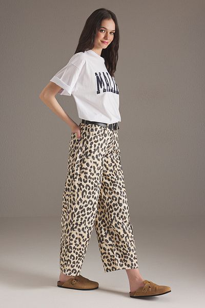 Trendyol Collection Bunte Barrel-Jeans mit Leopardenmuster – normale Taille TWOSS25JE00246
