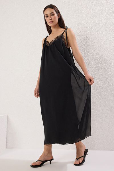 Trendyol Collection Μαύρο ίσιο κοψίδι με δαντέλα με λεπτομέρειες Maxi υφαντό φόρεμα TWOSS25EL00560
