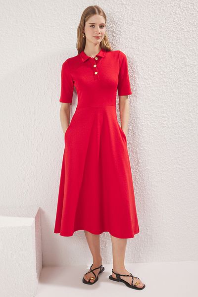 Trendyol Collection Piros Midi kötött ruha - háromnegyedes ujjú, gombos gallér, gördeszka stílus - TWOAW25EL00518
