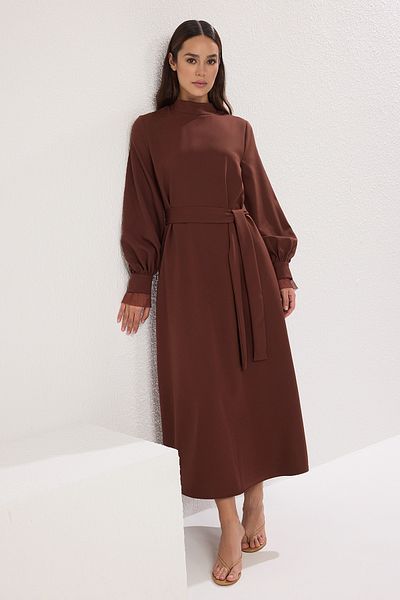 Trendyol Modest Braunes gewebtes Kleid mit Stehkragen und Gürtel TCTSS24EB00174
