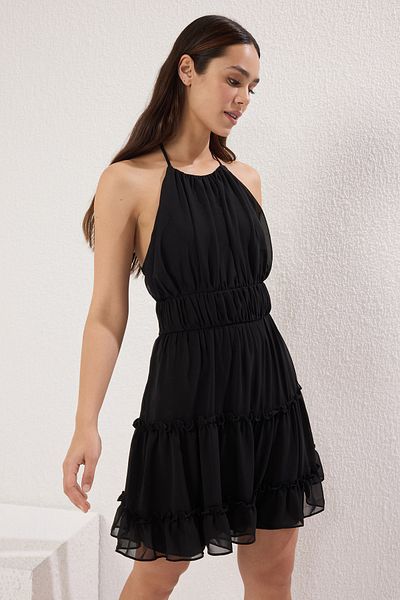 Trendyol Collection Czarna szyfonowa, przewiewna, tkana mini sukienka z rozcięciem w talii TWOSS25EL00415