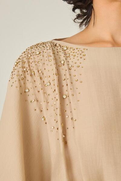 Setre Μπεζ φόρεμα με λεπτή εφαρμογή με λεπτομέρεια από πέτρα στον ώμο και με μακρύ μανίκι με μήκος μίντι