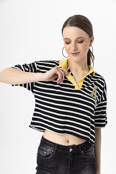 ŞİMAL Tricou oversize scurt pentru femei, cu model în dungi, cu detaliu de emblemă