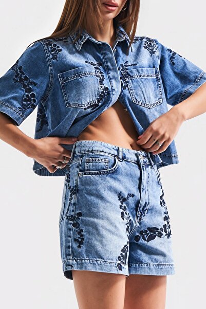its basic Kadın Kot Rengi 4S5-27 Mavi Çiçek Nakışlı Mom Fit %100 Koton Denim Şort