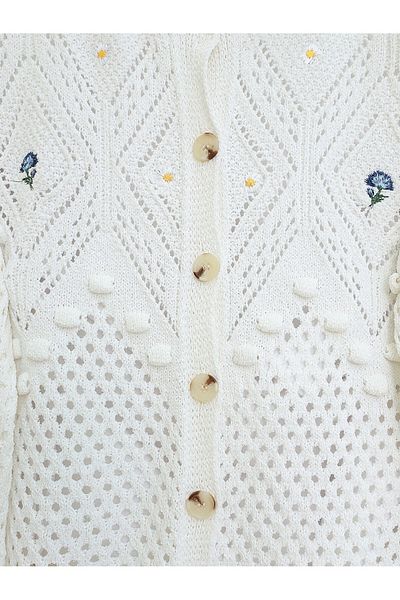 Modamorfo Tricotaj cu nasturi cu broderie de flori - Culoare Ecru