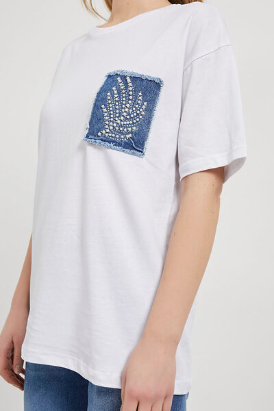 Arma Life Γυναικείο λευκό φαρδύ μπλουζάκι με τσέπες από πέτρα και πέρλες