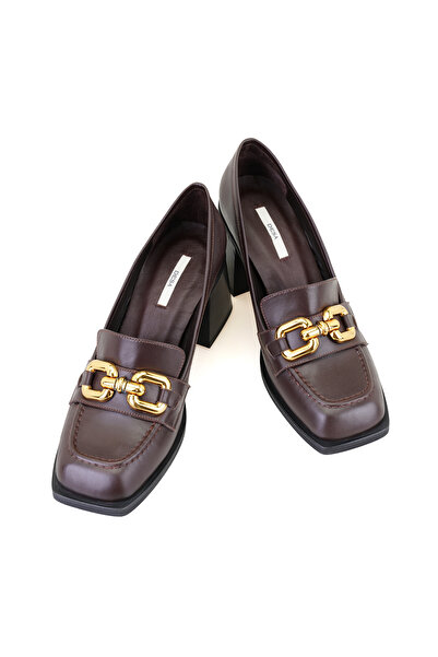 Desa Γυναικείο δερμάτινο loafer με αξεσουάρ με αγκράφα σε καφέ τακούνι