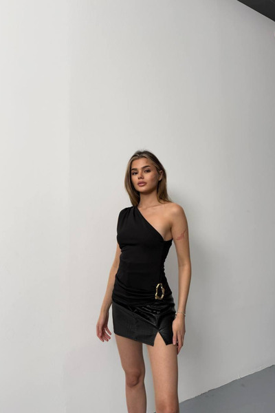 Aventien Μαύρη μπλούζα με αξεσουάρ μονής ώμου