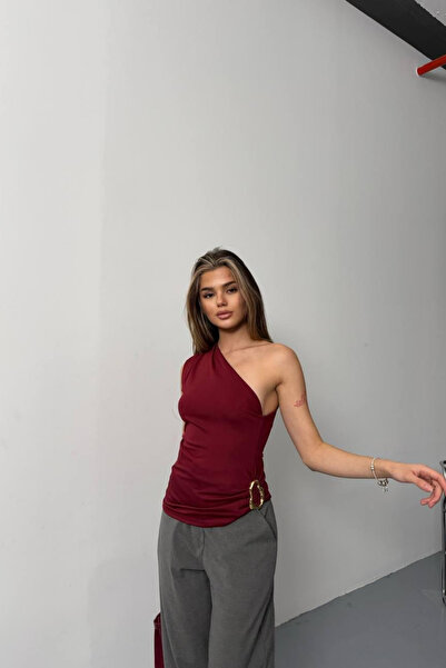 Aventien Бордо блуза с едно рамо и аксесоари