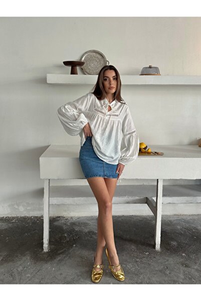 BELLA FASHION Κεντημένη μπλούζα με γιακά με κορδόνια