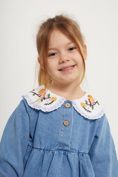 le petit sole Rochie din denim cu broderie de pasăre pentru fetiță