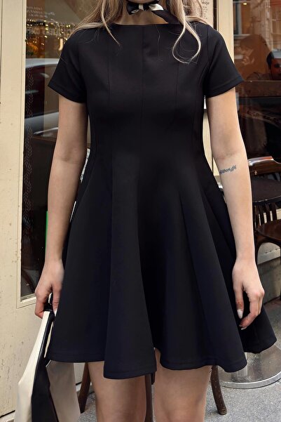 Swist Μαύρο κοντομάνικο γυναικείο μίνι φόρεμα με λαιμόκοψη