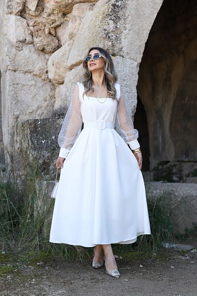bytugcekaya Λευκό φόρεμα με ζώνη με κούπες οργάντζα