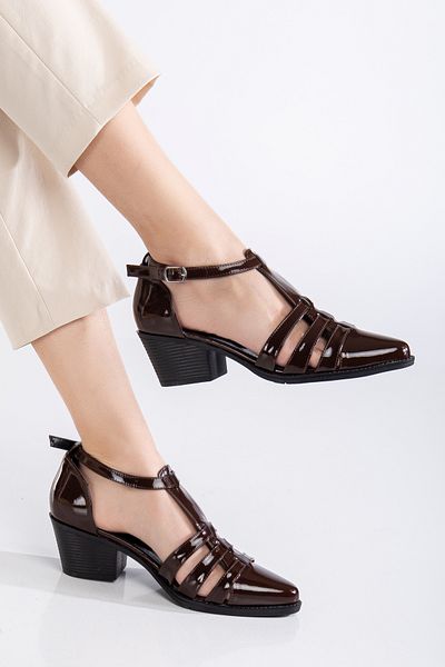 MS SUGAR SHOES Обувки на токчета с катарами от изкуствена лачена кожа с шарка от слама и винтидж дизайн