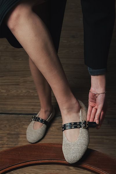 Marjin Beigefarbene Ballerinas für Damen – lässige Stroh-Bekosa mit doppelten Bändern und Nieten